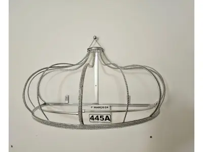 LOTE 445 - 01 DOSSEL DE PAREDE PRATA EM FORMATO DE COROA COM STRASS (NOVO) (NO ESTADO)