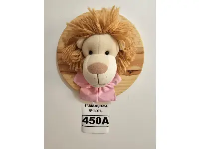 LOTE 450 - 01 QUADRO EM PINUS COM CABEÇA DE PELÚCIA LEÃO, LAÇO ROSA NO TEMA SAFARI. (NOVO) (NO ESTADO)