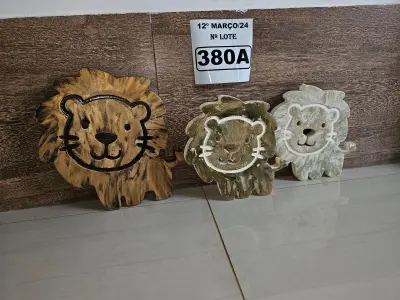 LOTE 380 - 01 TRIO LEÕES EM MADEIRA (NOVO) (NO ESTADO)