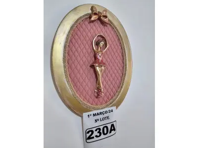 LOTE 230 - 01 QUADRO OVAL BAILARINA COM FUNDO EM TECIDO METALACÊ ROSA, LAÇO ROSA RESINA ENVELHECIDA COM TOQUE DOURADO (NOVO) (NO ESTADO)