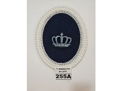 LOTE 255 - 01 QUADRO OVAL COM FUNDO EM TECIDO METALACÊ AZUL MARINHO, CORÔA DE RESINA ENVELHECIDO NO TOM AZUL E COM TOQUE PRATEADO(PINTADO À MÃO) E FINALIZADA NO VENIZ COM PÉROLAS BRANCAS (MEDIDAS: 40CMX32CM) (NOVO) (NO ESTADO)