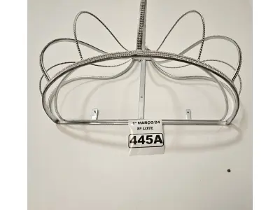 LOTE 445 - 01 DOSSEL DE PAREDE PRATA EM FORMATO DE COROA COM STRASS (NOVO) (NO ESTADO)