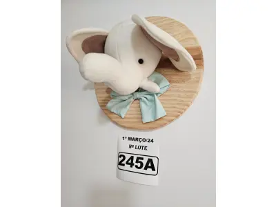 LOTE 245 - 01 QUADRO EM PINUS COM CABEÇA DE PELÚCIA ELEFANTE, LAÇO VERDE NO TEMA SAFARI. (NOVO) (NO ESTADO)