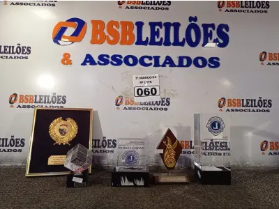 LOTE 060 - 01 LOTE COM PLACAS COMEMORATIVAS DIVERSAS. (NO ESTADO) ATENÇÃO! FAZER A VISITAÇÃO ANTES DE ARREMATAR, NÃO SABEMOS SE FUNCIONA. LEILÃO NÃO TEM GARANTIA E NEM DEVOLUÇÃO, SUJEITO A POSSÍVEIS AVARIAS VISÍVEIS/OCULTAS E/OU AUSÊNCIA DE COMPONENTES.