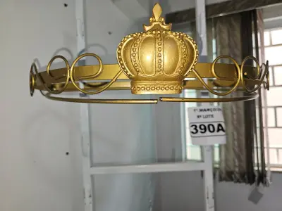 LOTE 390 - 01 DOSSEL DE PAREDE COM COROA DETALHES EM ARABESCO (NOVO) (NO ESTADO)