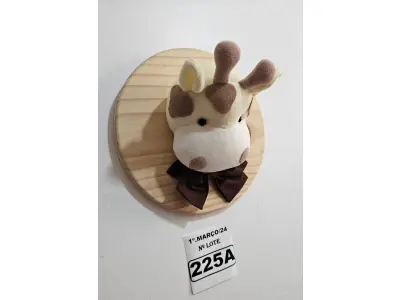 LOTE 225 - 01 QUADRO EM PINUS COM CABEÇA DE PELÚCIA GIRAFA, LAÇO MARROM NO TEMA SAFARI. (NOVO) (NO ESTADO)