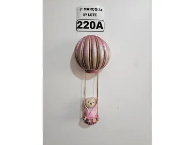 LOTE 220 - 01 URSINHO BALOEIRO, PINTURA NO ROSA E DOURADO E TODA ENVERNIZADA. JÁ VEM COM O FIXADOR PARA A SUA PAREDE. (NOVO) (NO ESTADO)