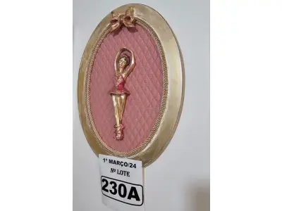 LOTE 230 - 01 QUADRO OVAL BAILARINA COM FUNDO EM TECIDO METALACÊ ROSA, LAÇO ROSA RESINA ENVELHECIDA COM TOQUE DOURADO (NOVO) (NO ESTADO)