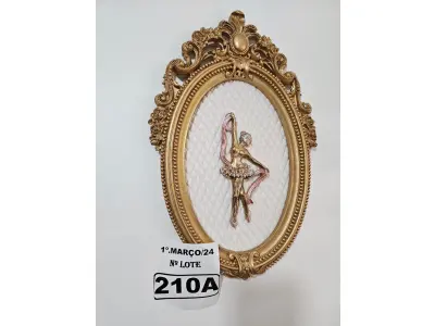 LOTE 210 - 01 QUADRO BAILARINA EM RESINA PINTADA NO DOURADO (NOVO) (NO ESTADO)