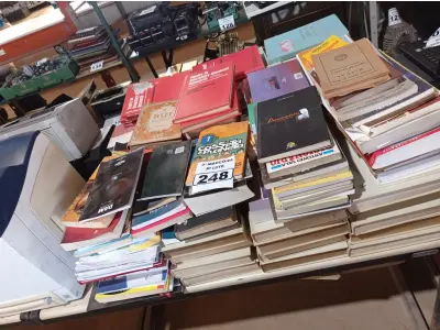 LOTE 248 - 01 LOTE COM LIVROS DIVERSOS. (NO ESTADO) ATENÇÃO! FAZER A VISITAÇÃO ANTES DE ARREMATAR, NÃO SABEMOS SE FUNCIONA. LEILÃO NÃO TEM GARANTIA E NEM DEVOLUÇÃO, SUJEITO A POSSÍVEIS AVARIAS VISÍVEIS/OCULTAS E/OU AUSÊNCIA DE COMPONENTES.