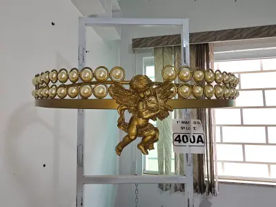 LOTE 400 - 01 DOSSEL DE PAREDE DOURADO ANJINHO COM PÉROLAS (NOVO) (NO ESTADO)