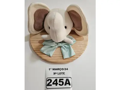 LOTE 245 - 01 QUADRO EM PINUS COM CABEÇA DE PELÚCIA ELEFANTE, LAÇO VERDE NO TEMA SAFARI. (NOVO) (NO ESTADO)