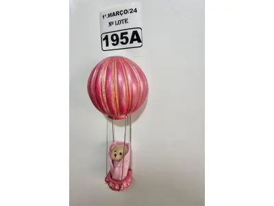 LOTE 195 - 01 URSINHO BALOEIRO, PINTURA NO ROSA E TODA ENVERNIZADA. JÁ VEM COM O FIXADOR PARA A SUA PAREDE. (NOVO) (NO ESTADO)