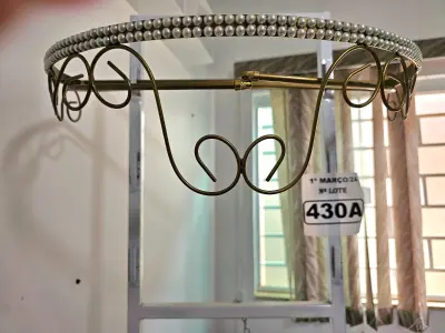 LOTE 430 - 01 DOSSEL DE PAREDE ARABESCO DOURADO COM PÉROLAS (NOVO) (NO ESTADO)