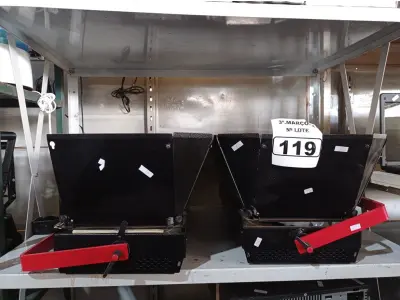 LOTE 119 - 02 LUMINÁRIAS PARA ESTÚDIO. (NO ESTADO) ATENÇÃO! FAZER A VISITAÇÃO ANTES DE ARREMATAR, NÃO SABEMOS SE FUNCIONA. LEILÃO NÃO TEM GARANTIA E NEM DEVOLUÇÃO, SUJEITO A POSSÍVEIS AVARIAS VISÍVEIS/OCULTAS E/OU AUSÊNCIA DE COMPONENTES.