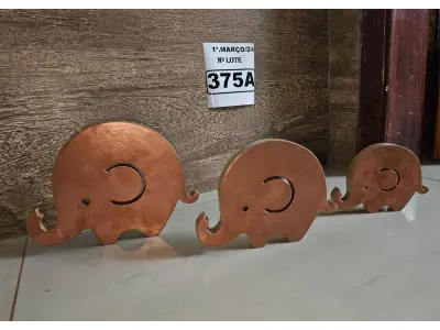 LOTE 375 - 01 TRIO ELEFANTINHOS EM MADEIRA NA COR COBRE (NOVO) (NO ESTADO)