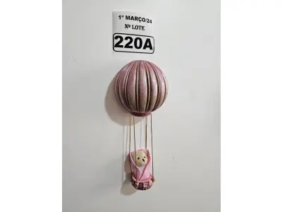 LOTE 220 - 01 URSINHO BALOEIRO, PINTURA NO ROSA E DOURADO E TODA ENVERNIZADA. JÁ VEM COM O FIXADOR PARA A SUA PAREDE. (NOVO) (NO ESTADO)