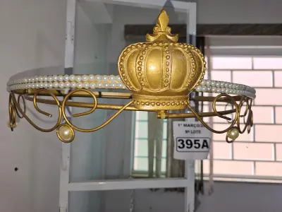 LOTE 395 - 01 DOSSEL DE PAREDE PRATA EM FORMATO DE COROA COM STRASS (NOVO) (NO ESTADO)