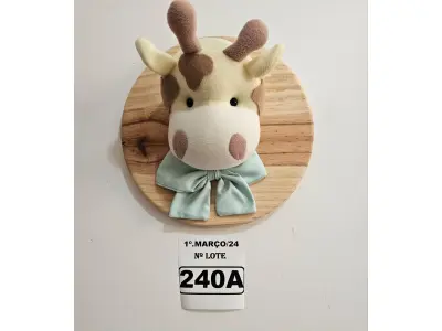 LOTE 240 - 01 QUADRO EM PINUS COM CABEÇA DE PELÚCIA GIRAFA, LAÇO VERDE NO TEMA SAFARI. (NOVO) (NO ESTADO)