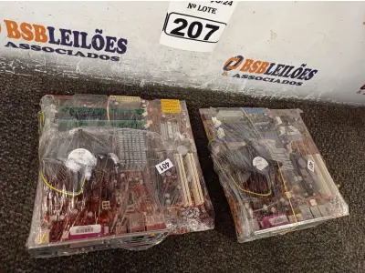 LOTE 207 - 02 PLACAS MÃE MARCAS E MODELOS DIVERSOS. (NO ESTADO) ATENÇÃO! FAZER A VISITAÇÃO ANTES DE ARREMATAR, NÃO SABEMOS SE FUNCIONA. LEILÃO NÃO TEM GARANTIA E NEM DEVOLUÇÃO, SUJEITO A POSSÍVEIS AVARIAS VISÍVEIS/OCULTAS E/OU AUSÊNCIA DE COMPONENTES.