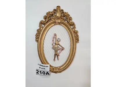 LOTE 210 - 01 QUADRO BAILARINA EM RESINA PINTADA NO DOURADO (NOVO) (NO ESTADO)