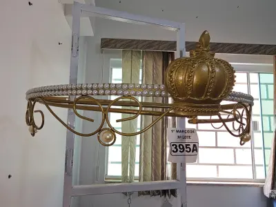 LOTE 395 - 01 DOSSEL DE PAREDE PRATA EM FORMATO DE COROA COM STRASS (NOVO) (NO ESTADO)