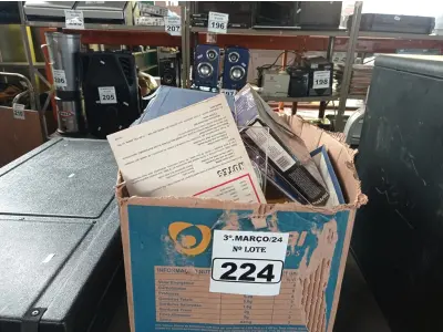 LOTE 224 - 01 LOTE COM VÁRIOS LIVROS DVD’S E FITAS CASSETE DE CURSOS DE IDIOMAS. (NO ESTADO) ATENÇÃO! FAZER A VISITAÇÃO ANTES DE ARREMATAR, NÃO SABEMOS SE FUNCIONA. LEILÃO NÃO TEM GARANTIA E NEM DEVOLUÇÃO, SUJEITO A POSSÍVEIS AVARIAS VISÍVEIS/OCULTAS E/OU AUSÊNCIA DE COMPONENTES.