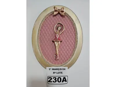 LOTE 230 - 01 QUADRO OVAL BAILARINA COM FUNDO EM TECIDO METALACÊ ROSA, LAÇO ROSA RESINA ENVELHECIDA COM TOQUE DOURADO (NOVO) (NO ESTADO)