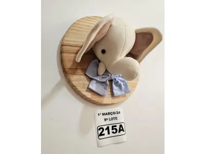 LOTE 215 - 01 QUADRO EM PINUS COM CABEÇA DE PELÚCIA ELEFANTE, LAÇO AZUL NO TEMA SAFARI. (NOVO) (NO ESTADO)