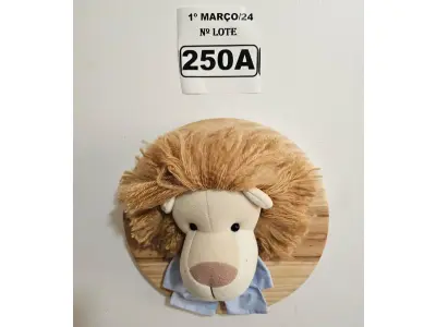 LOTE 250 - 01 QUADRO EM PINUS COM CABEÇA DE PELÚCIA LEÃO, LAÇO AZUL NO TEMA SAFARI. (NOVO) (NO ESTADO)