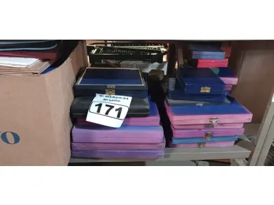 LOTE 171 - 01 LOTE COM PASTAS E ESTOJOS DIVERSOS. (NO ESTADO) ATENÇÃO! FAZER A VISITAÇÃO ANTES DE ARREMATAR, NÃO SABEMOS SE FUNCIONA. LEILÃO NÃO TEM GARANTIA E NEM DEVOLUÇÃO, SUJEITO A POSSÍVEIS AVARIAS VISÍVEIS/OCULTAS E/OU AUSÊNCIA DE COMPONENTES.