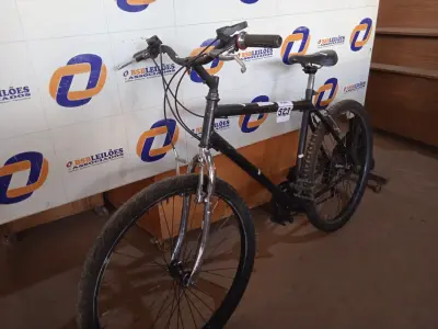 LOTE 523 - 01 BICICLETA ARO 26. (NO ESTADO) ATENÇÃO! FAZER A VISITAÇÃO ANTES DE ARREMATAR, NÃO SABEMOS SE FUNCIONA. LEILÃO NÃO TEM GARANTIA E NEM DEVOLUÇÃO, SUJEITO A POSSÍVEIS AVARIAS VISÍVEIS/OCULTAS E/OU AUSÊNCIA DE COMPONENTES.