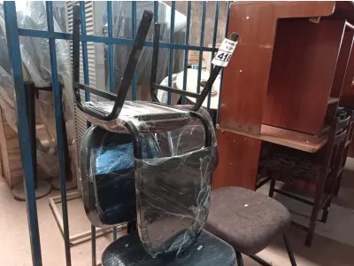LOTE 418 - 03 CADEIRAS MARCAS E MODELOS DIVERSOS. (NO ESTADO) ATENÇÃO! FAZER A VISITAÇÃO ANTES DE ARREMATAR, NÃO SABEMOS SE FUNCIONA. LEILÃO NÃO TEM GARANTIA E NEM DEVOLUÇÃO, SUJEITO A POSSÍVEIS AVARIAS VISÍVEIS/OCULTAS E/OU AUSÊNCIA DE COMPONENTES.