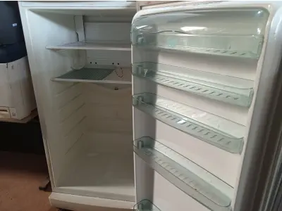 LOTE 303 - 01 GELADEIRA MARCA ELECTROLUX 220V. (NO ESTADO) ATENÇÃO! FAZER A VISITAÇÃO ANTES DE ARREMATAR, NÃO SABEMOS SE FUNCIONA. LEILÃO NÃO TEM GARANTIA E NEM DEVOLUÇÃO, SUJEITO A POSSÍVEIS AVARIAS VISÍVEIS/OCULTAS E/OU AUSÊNCIA DE COMPONENTES.