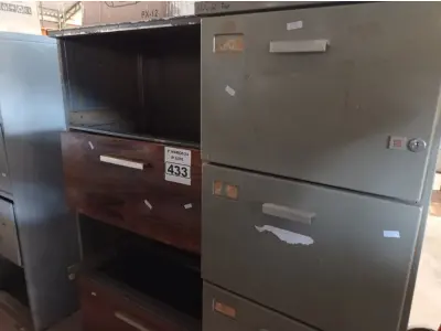 LOTE 433 - 01 ARMÁRIO DE AÇO COM 02 GAVETAS E 01 ARQUIVO DE AÇO COM 04 GAVETAS.  (NO ESTADO) ATENÇÃO! FAZER A VISITAÇÃO ANTES DE ARREMATAR, NÃO SABEMOS SE FUNCIONA. LEILÃO NÃO TEM GARANTIA E NEM DEVOLUÇÃO, SUJEITO A POSSÍVEIS AVARIAS VISÍVEIS/OCULTAS E/OU AUSÊNCIA DE COMPONENTES.