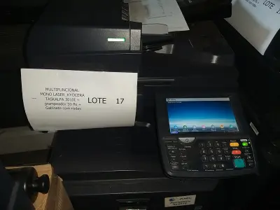LOTE 017 - 03 MULTIFUNCIONAL MONO LASER_KYOCERA TASKALFA 3010I + GRAMPEADOR 50 FLS + GABINETE COM RODAS (NO ESTADO)