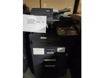 LOTE 019 - 02 MULTIFUNCIONAL MONO LASER_KYOCERA TASKALFA 3010I + GRAMPEADOR 50 FLS + GABINETE COM RODAS (NO ESTADO)