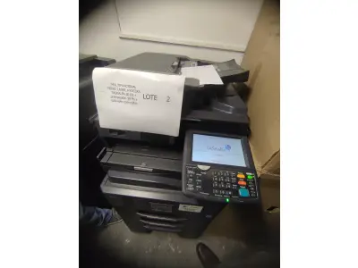 LOTE 002 - 02 MULTIFUNCIONAL MONO LASER_KYOCERA TASKALFA 3010I + GRAMPEADOR 50 FLS + GABINETE COM RODAS (NO ESTADO)