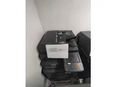 LOTE 001 - 01 MULTIFUNCIONAL MONO LASER KYOCERA TASKALFA 3010I + GRAMPEADOR 50 FLS + GABINETE COM RODAS (NO ESTADO)