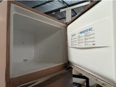 LOTE 422 - 01 GELADEIRA MARCA ELECTROLUX 220V. (NO ESTADO) ATENÇÃO! FAZER A VISITAÇÃO ANTES DE ARREMATAR, NÃO SABEMOS SE FUNCIONA. LEILÃO NÃO TEM GARANTIA E NEM DEVOLUÇÃO, SUJEITO A POSSÍVEIS AVARIAS VISÍVEIS/OCULTAS E/OU AUSÊNCIA DE COMPONENTES.