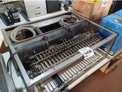 LOTE 306 - 01 MOTOR PARA MÁQUINA DE GELO. (NO ESTADO) ATENÇÃO! FAZER A VISITAÇÃO ANTES DE ARREMATAR, NÃO SABEMOS SE FUNCIONA. LEILÃO NÃO TEM GARANTIA E NEM DEVOLUÇÃO, SUJEITO A POSSÍVEIS AVARIAS VISÍVEIS/OCULTAS E/OU AUSÊNCIA DE COMPONENTES.