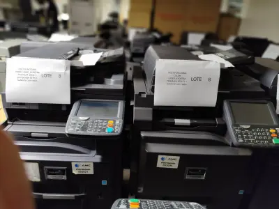 LOTE 008 - 01 MULTIFUNCIONAL MONO LASER_KYOCERA TASKALFA 3010I + GRAMPEADOR 50 FLS + GABINETE COM RODAS E 01 MULTIFUNCIONAL COLOR LASER_KYOCERA TASKALFA 4551CI + GABINETE COM RODAS (NO ESTADO)