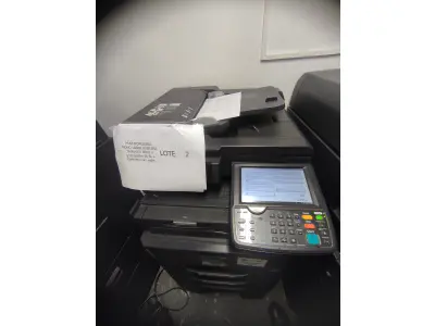 LOTE 002 - 02 MULTIFUNCIONAL MONO LASER_KYOCERA TASKALFA 3010I + GRAMPEADOR 50 FLS + GABINETE COM RODAS (NO ESTADO)