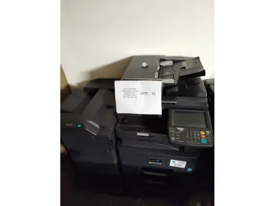 LOTE 015 - 03 MULTIFUNCIONAL MONO LASER_KYOCERA TASKALFA 3010I + GRAMPEADOR 50 FLS + GABINETE COM RODAS (NO ESTADO)