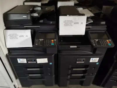 LOTE 021 - 04 MULTIFUNCIONAL MONO LASER_KYOCERA TASKALFA 3010I + GRAMPEADOR 50 FLS + GABINETE COM RODAS (NO ESTADO)