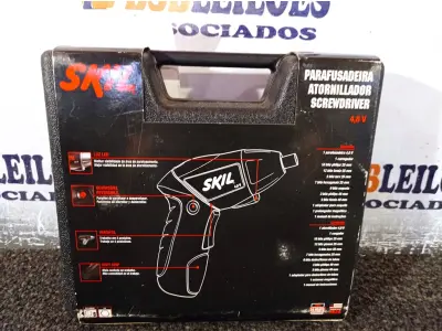 LOTE 355 - 01 PARAFUSADEIRA 220V SKIL +51 ACESSÓRIOS 4,8V. (NOVO). (NO ESTADO) ATENÇÃO! FAZER A VISITAÇÃO ANTES DE ARREMATAR, NÃO SABEMOS SE FUNCIONA. LEILÃO NÃO TEM GARANTIA E NEM DEVOLUÇÃO, SUJEITO A POSSÍVEIS AVARIAS VISÍVEIS/OCULTAS E/OU AUSÊNCIA DE COMPONENTES.