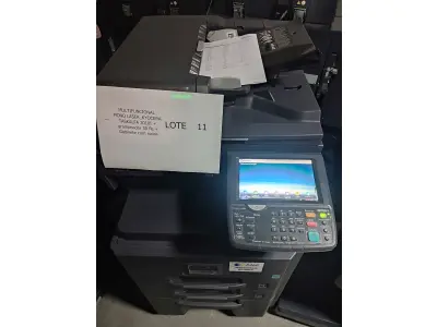 LOTE 011 - 03 MULTIFUNCIONAL MONO LASER_KYOCERA TASKALFA 3010I + GRAMPEADOR 50 FLS + GABINETE COM RODAS (NO ESTADO)
