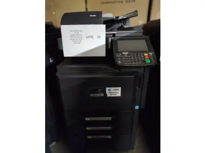 LOTE 020 - 02 MULTIFUNCIONAL COLOR LASER_KYOCERA TASKALFA 4551CI + GRAMPEADOR 50 FLS + GABINETE COM RODASRODAS (NO ESTADO)