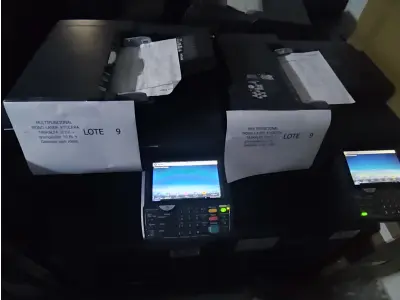 LOTE 009 - 02 MULTIFUNCIONAL MONO LASER_KYOCERA TASKALFA 3010I + GRAMPEADOR 50 FLS + GABINETE COM RODAS (NO ESTADO)