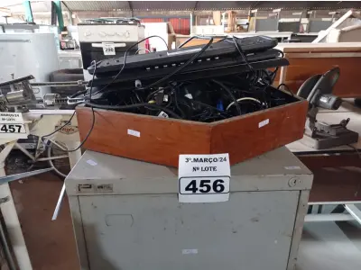 LOTE 456 - 01 ARMÁRIO DE AÇO COM 04 GAVETAS E VÁRIOS CABOS, TECLADOS E PERIFÉRICOS DIVERSOS. (NO ESTADO) ATENÇÃO! FAZER A VISITAÇÃO ANTES DE ARREMATAR, NÃO SABEMOS SE FUNCIONA. LEILÃO NÃO TEM GARANTIA E NEM DEVOLUÇÃO, SUJEITO A POSSÍVEIS AVARIAS VISÍVEIS/OCULTAS E/OU AUSÊNCIA DE COMPONENTES.